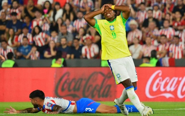 Endrick lamenta oportunidade perdida durante a derrota do Brasil diante do Paraguai por 1 a 0, pelas Eliminatórias para a Copa de 2026