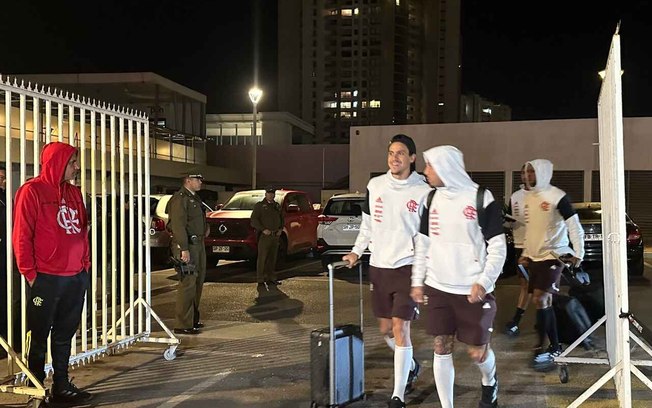 Pedro chega animado em Coquimbo. Ele e a delegação do Flamengo chegaram na cidade chilena na noite deste domingo