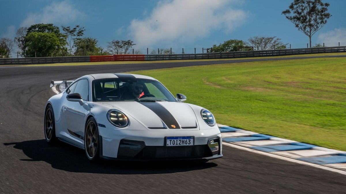 Porsche 911 GT3 em ação na pista, destacando o foco do modelo em performance Porsche 911 GT3 em ação na pista, destacando o foco do modelo em performance
