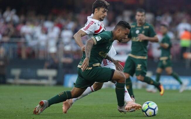 Rodrigo Caio atuou como lateral-direito na partida entre São Paulo e América-MG