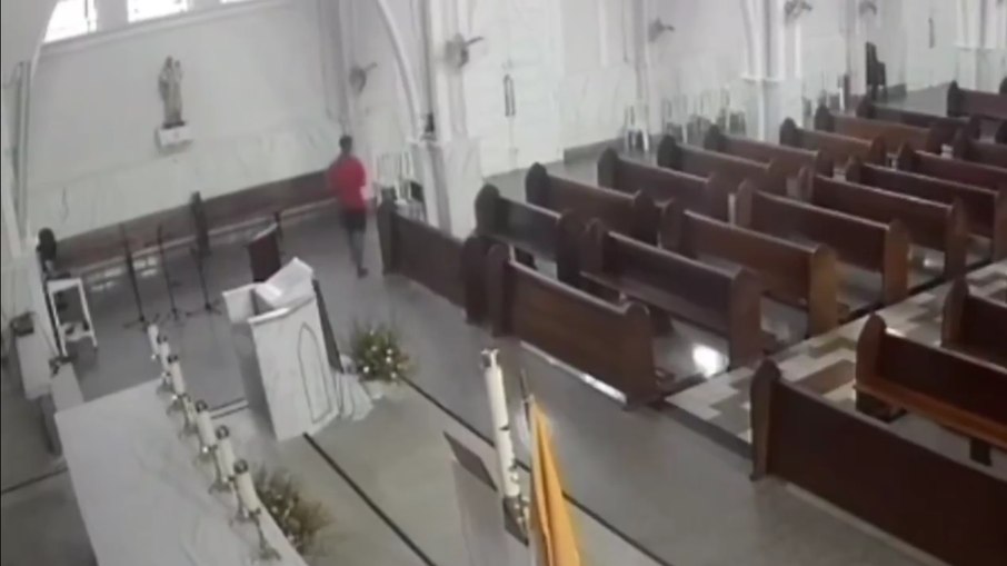 Homem invade e furta igreja no Rio de Janeiro Homem invade e furta igreja no Rio de Janeiro