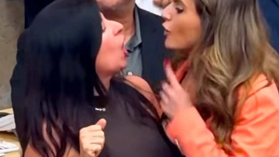 Bate boca entre as vereadoras Silvia da bancada feminista (PSOL) e Amanda Vettorazzo (União Brasil)