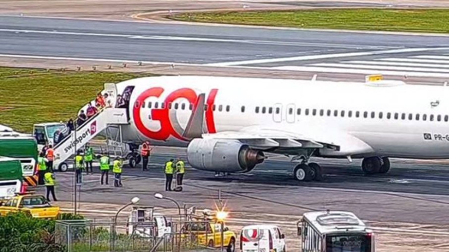 Passageiros descem de avião da Gol que ficou preso no asfalto, que afundou na tarde desta sexta-feira (8) no aeroporto de Congonhas