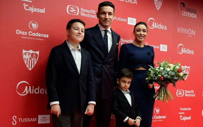 O jogador do Sevilla, Jesús Navas, acompanhado de sua esposa e filhos na cerimônia de despedida do futebol, realizada no Estádio Ramón Sánchez Pizjuán, em Sevilha, em 30 de dezembro de 2024