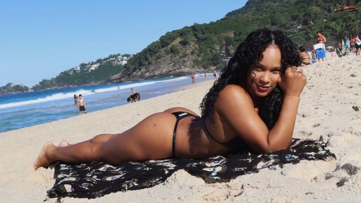Rebeca Andrade posa de biquíni à beira-mar e interação viraliza