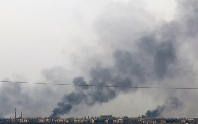 Fumaça após um bombardeio, retratado em 11 de abril de 2024, perto de Chasiv Yar, região de Donetsk, leste da Ucrânia