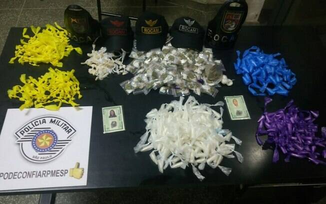 Agentes da ROCAM encontraram 358 porções de cocaína, 182 porções de maconha e 380 pedras de crack na residência