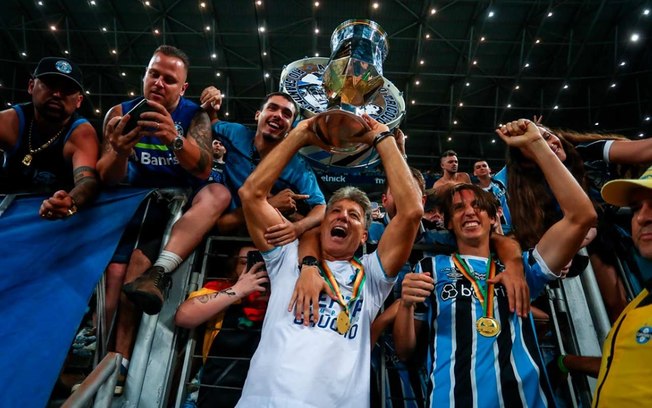 Rento Gaúcho comemora seu título mais recente no comando do Grêmio Rento Gaúcho comemora seu título mais recente no comando do Grêmio