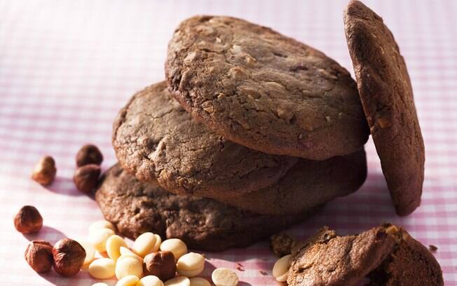Foto da receita Cookies de chocolate branco e avelãs pronta.