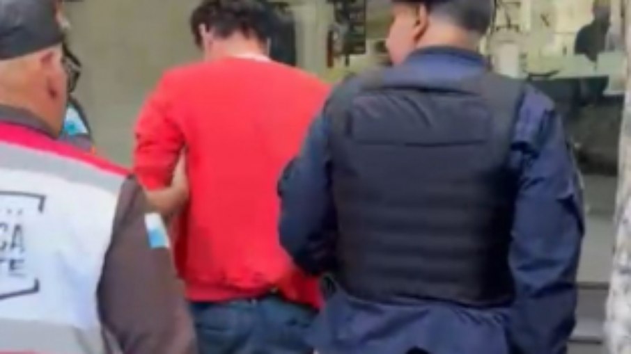 Homem é preso após ameaçar atacar escola no RJ Homem é preso após ameaçar atacar escola no RJ