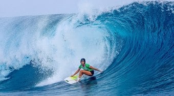 Luana Silva vence de brasileira e avança às quartas do surf