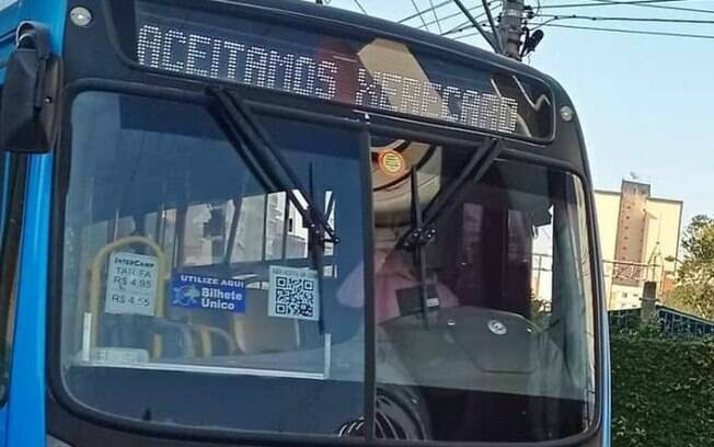 Ônibus de Campinas circula com 'Aceitamos xerecard' em letreiro