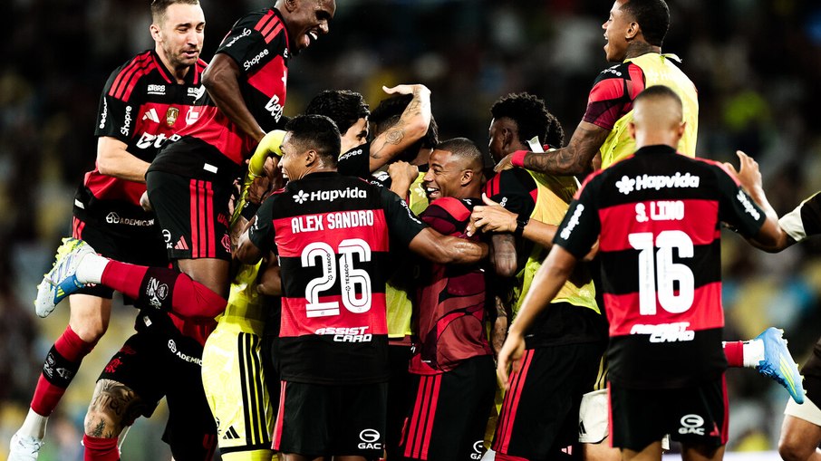 Time do Flamengo comemora com Pedro o gol que abriu o placar