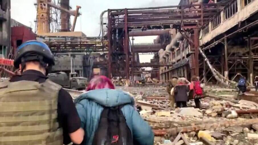 Evacuação de civis na siderúrgica Azovstal, em Mariupol