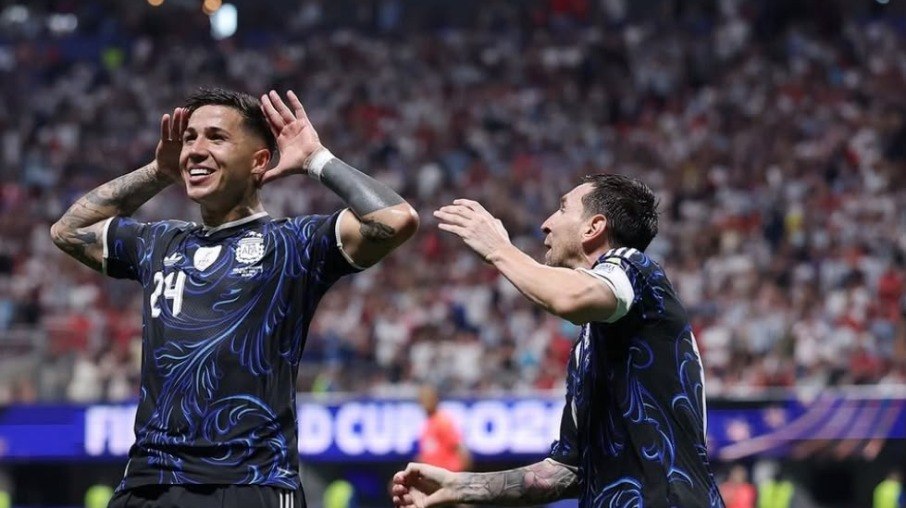 Enzo Fernández e Messi comemoram gol de empate da Argentina