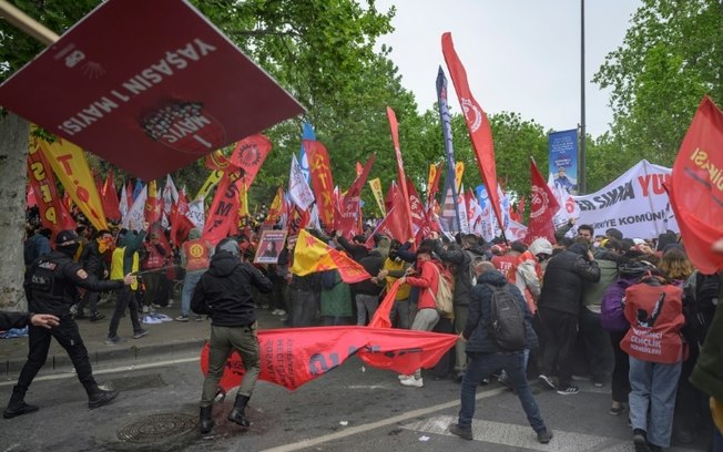 Polícia turca e manifestantes tentando marchar em direção à Praça Taksim, no distrito de Mecidiyekoy, em Istambul, entram em confronto em 1º de maio de 2024, Dia Internacional dos Trabalhadores
