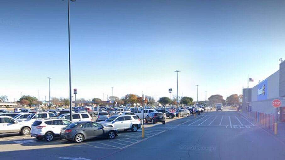 Criança de dois anos atirou contra mãe e irmão em estacionamento de supermercado nos EUA