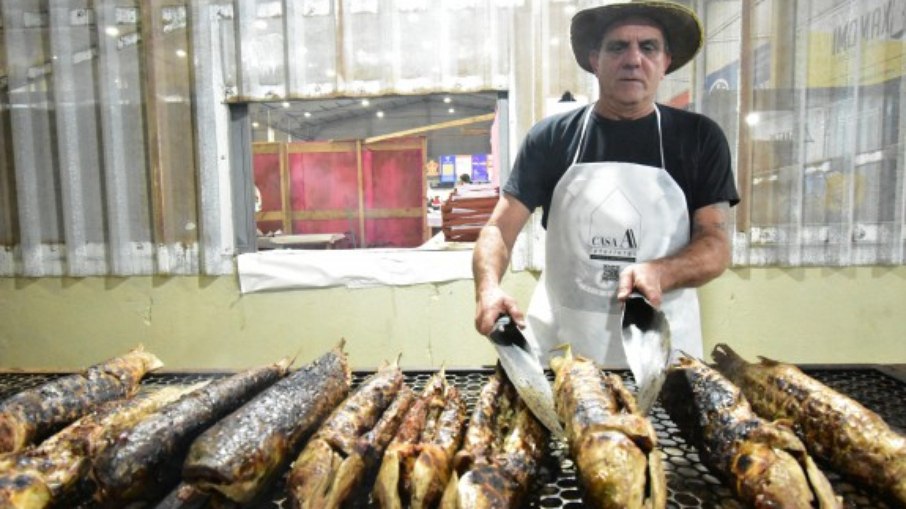 Tainha na brasa acompanha de farofa com camarão, arroz e vinagrete Tainha na brasa acompanha de farofa com camarão, arroz e vinagrete