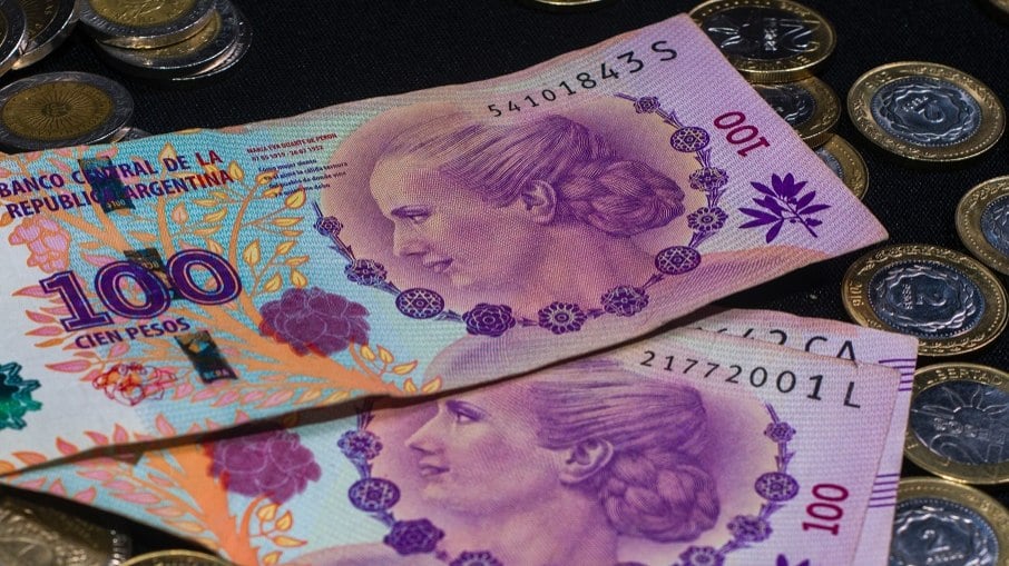 Notas de 100 pesos argentinos estampadas com o rosto de Evita Perón