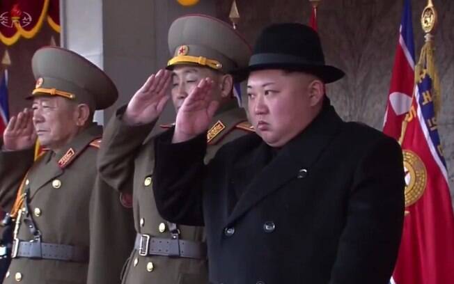 Líder da Coreia do Norte assiste ao desfile militar “de camarote”, cercado de autoridades de seu governo, nesta quinta-feira (8)