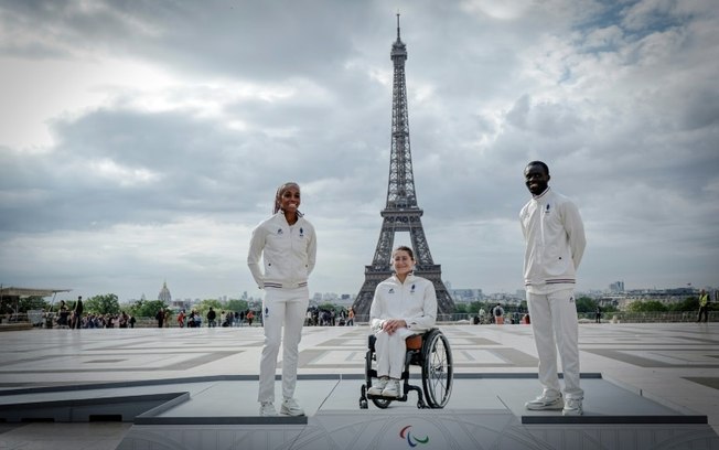 Atletas paralímpicos franceses (da esq. para a dir.) Charles-Antoine Kouakou, Solene Sache e Mandy François-Elie posam no pódio dos Jogos Paralímpicos de Paris 2024 durante sua apresentação à imprensa em 23 de maio de 2024