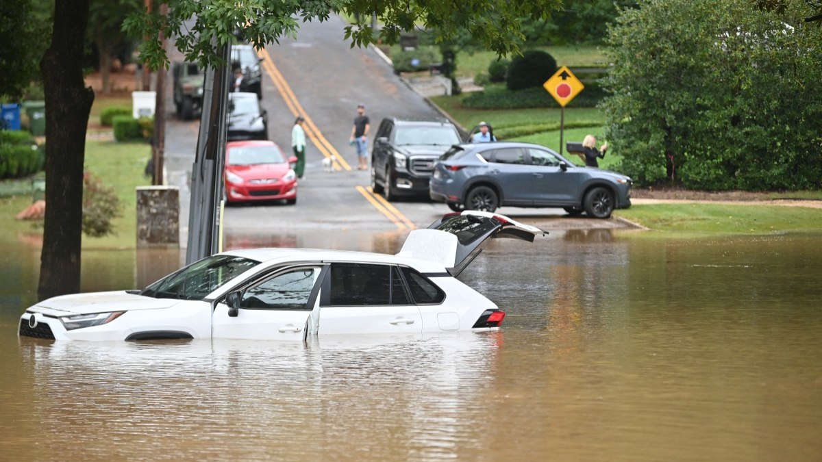 Carro é visto em uma rua inundada depois que o furacão Helene atingiu a costa em Atlanta, Geórgia, em 27 de setembro de 2024.