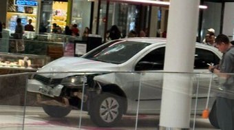 Carro%20invade%20shopping%20em%20Goi%C3%A1s%20e%20provoca%20danos%20e%20caos
