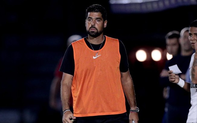 António Oliveira comenta mudança na escalação do Corinthians que iniciou o jogo contra o Red Bull Bragantino