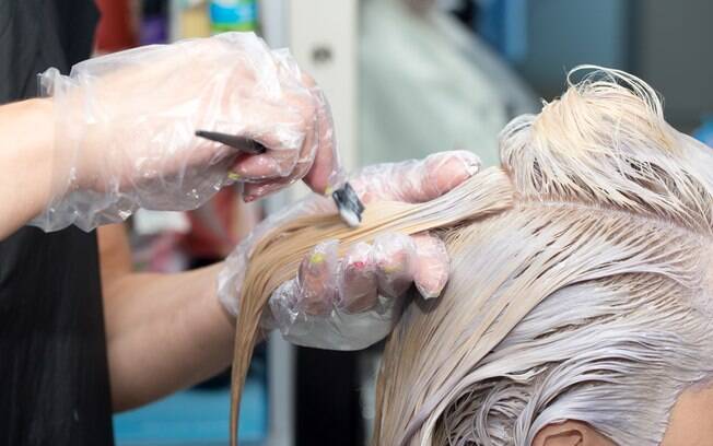 Certos procedimentos capilares, como a descoloração, podem danificar os cabelos e envelhecê-los