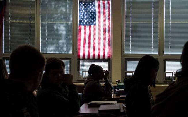 Volta às aulas em escolas norte-americanas tem aglomeração e surto da Covid-19