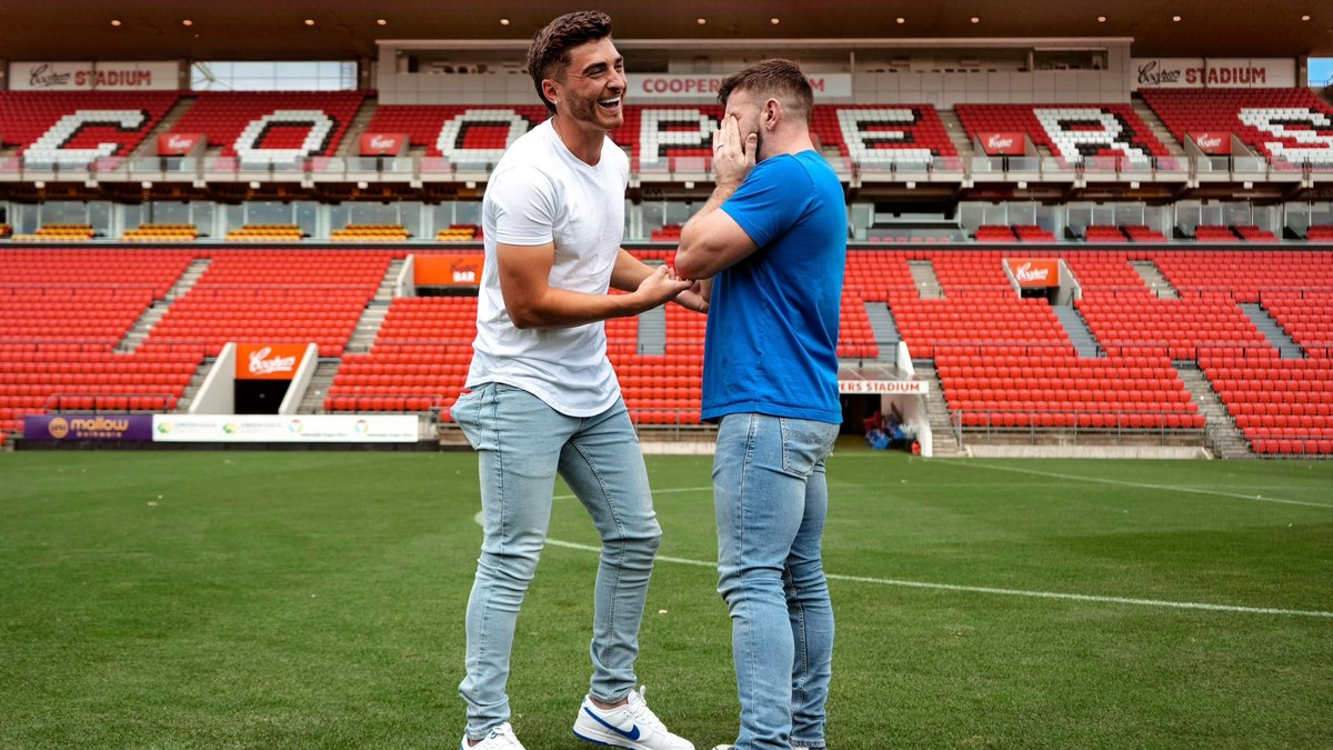 Josh Cavallo pediu Leighton Morrell em casamento no estádio do Adelaide United.