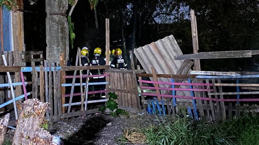 Equipe do Corpo de Bombeiros no local do incêndio