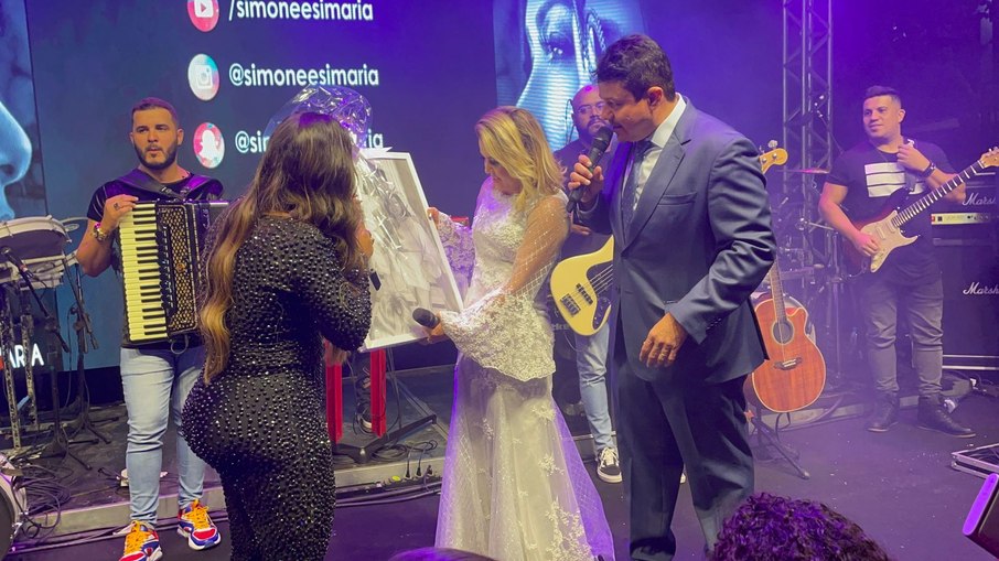Simone Mendes surpreende o casal com um presente especial