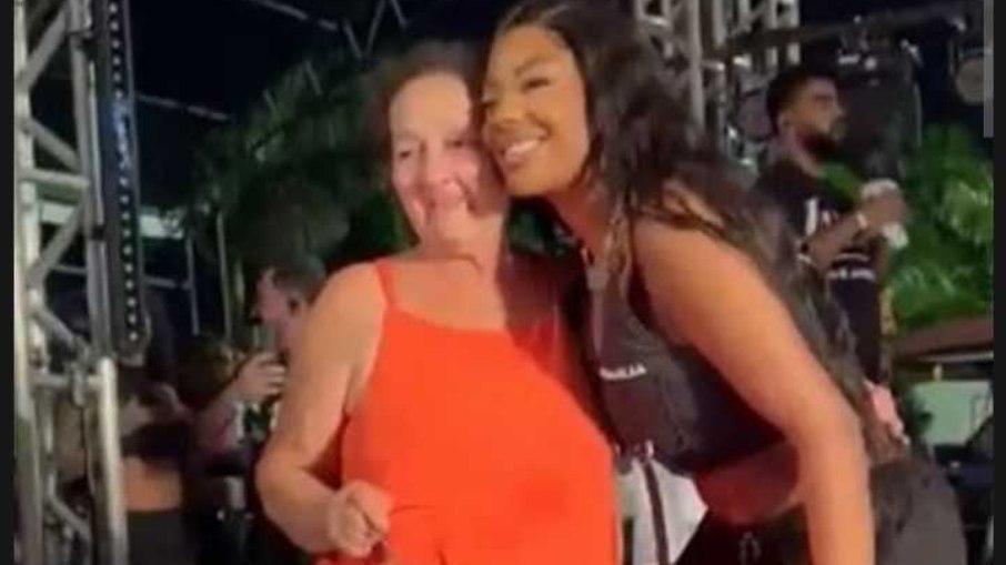 Ludmilla para show para tirar foto com fã idosa