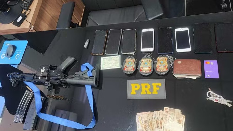 Celulares, fuzil, dinheiro e cartões apreendidos pela PRF com os fugitivos de Mossoró