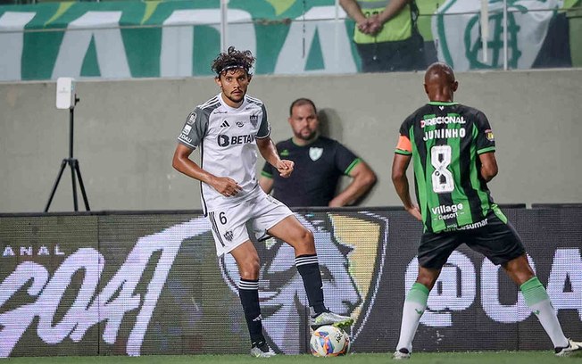 Gustavo Scarpa domina a bola sob marcação de Juninho