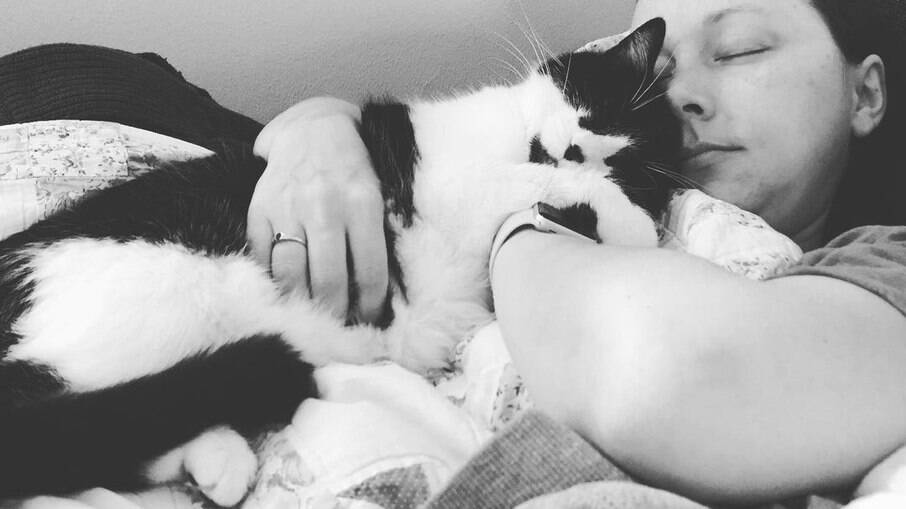 Kate King-Scribbins e seu gato Oggy