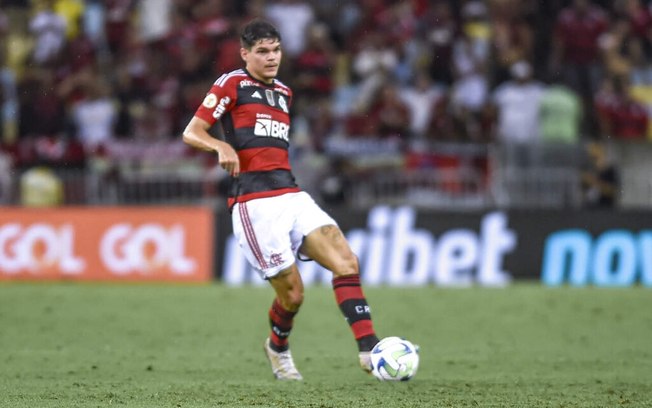 Ayrton Lucas em campo pelo Flamengo