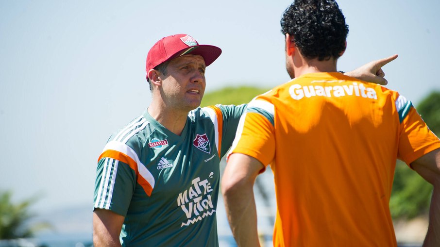 Fred conversa com o novo técnico do Fluminense, Eduardo Baptista