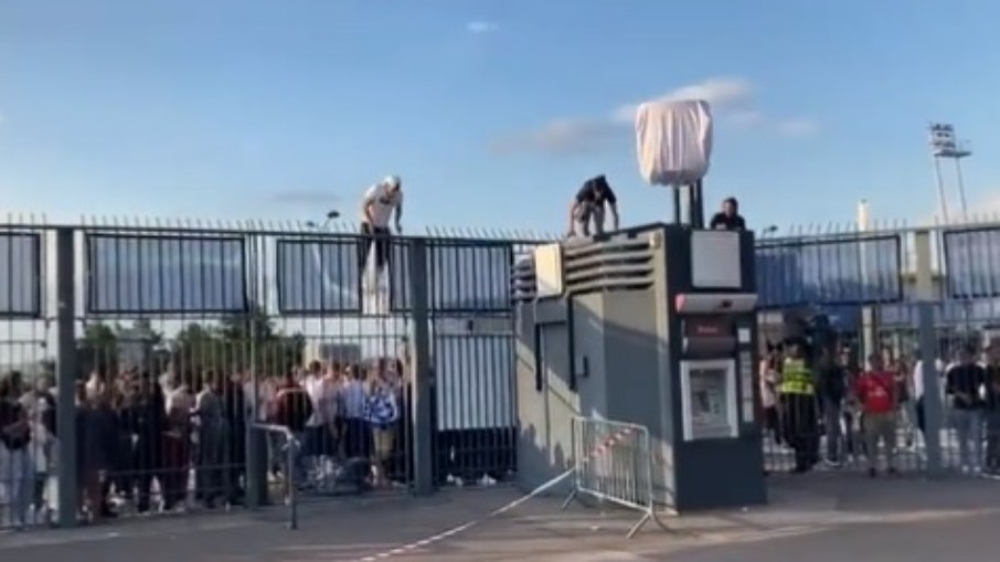 Torcedores do Liverpool pulam os portões e invadem o Stade de France