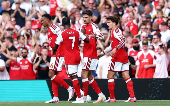 Pedro Neto (D), do Chelsea, disputa a jogada com Lewis-Skelly e Riccardo Calafiori (E), do Arsenal