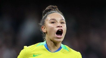 Dudinha%20faz%20hist%C3%B3ria%20nos%20EUA%20com%20sequ%C3%AAncia%20de%20gols%20