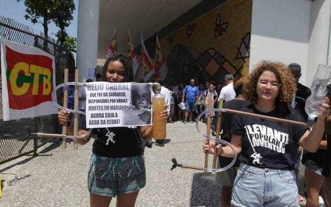 Manifestantes contestaram a gestão da Cedae e protestaram contra privatização