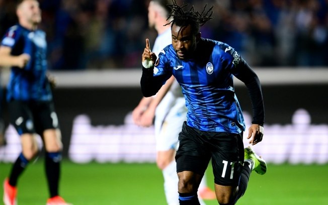 O atacante nigeriano da Atalanta, Ademola Lookman, comemora um gol no jogo de volta das semifinais da Liga Europa contra o Olympique de Marselha, em 9 de maio de 2024, em Bérgamo.