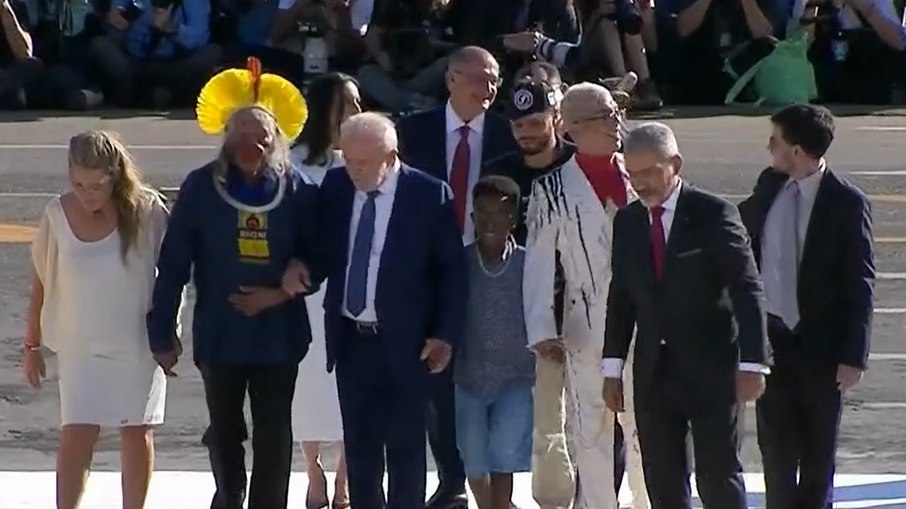 Lula ao lado de representantes da sociedade civil