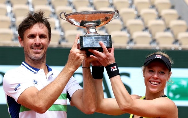 O francês Edouard Roger-Vasselin e a alemã Laura Siegemund com o troféu de campeões de duplas mistas de Roland Garros em Paris, em 6 de junho de 2024