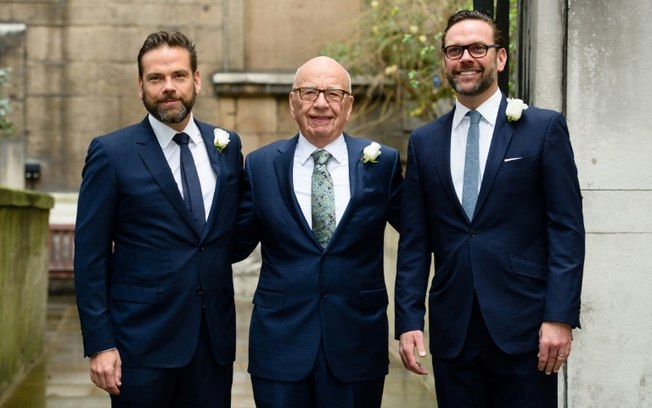 Rupert Murdoch, com seus filhos, Lachlan (E) e James (D), em Londres, em 5 de março de 2016