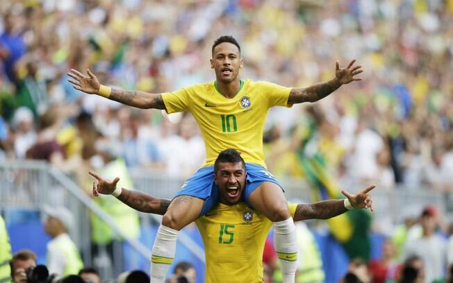 Neymar e Paulinho comemoram juntos primeiro gol da seleção brasileira contra o México Neymar e Paulinho comemoram juntos primeiro gol da seleção brasileira contra o México