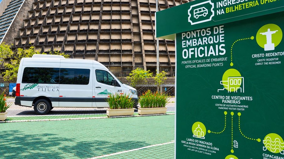 Vans da concessionária Paineiras Corcovado em frente a Catedral Metropolitana do Rio de Janeiro