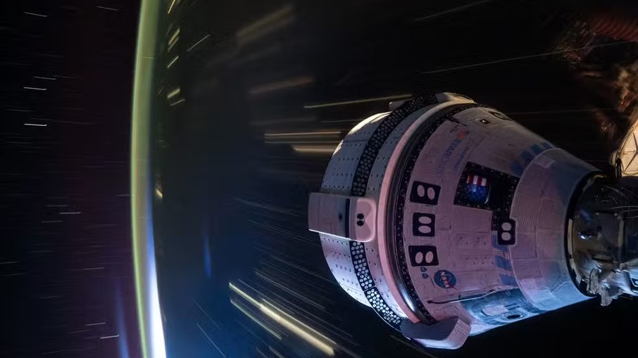 Cápsula Starliner da Boeing acoplando à Estação Espacial Internacional (ISS).